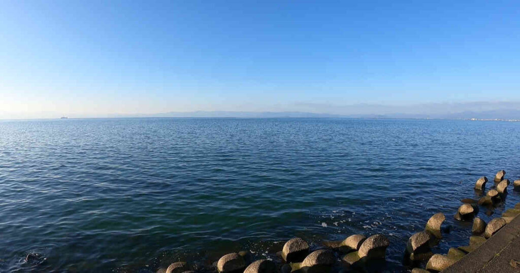 彦根港から見る琵琶湖
