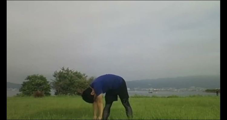 琵琶湖とラジオ体操をする人