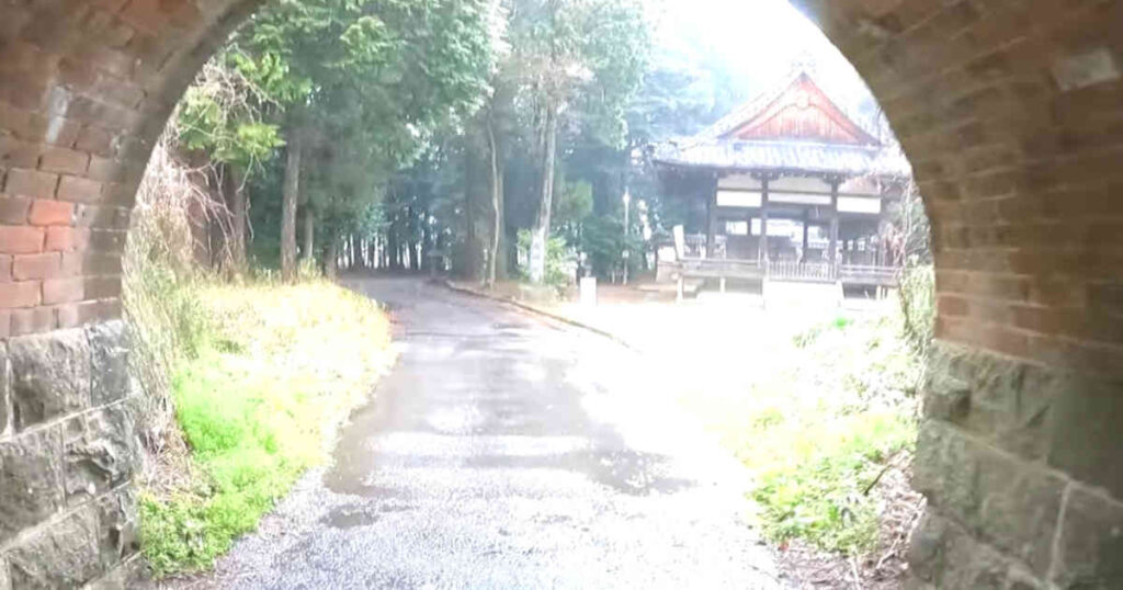 長嶋神社の参道の隧道