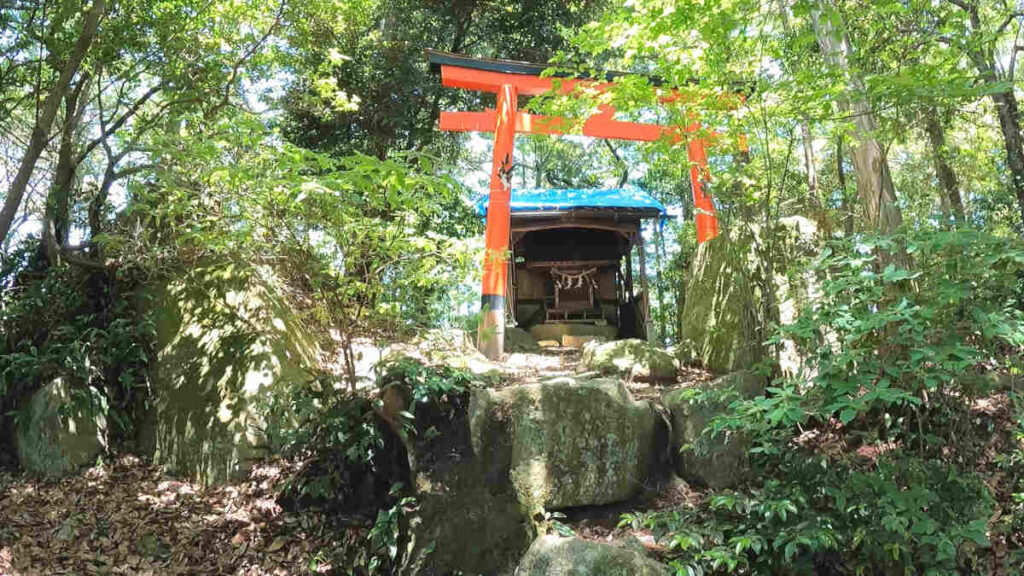 繖峰三神社の赤い鳥居